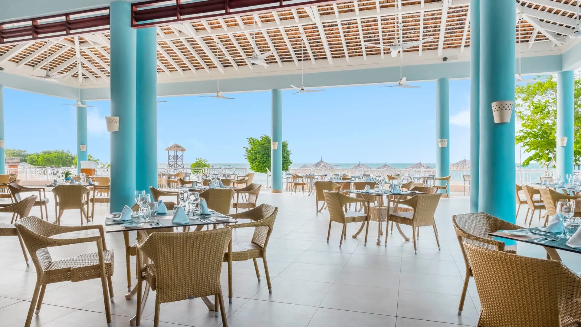 Beachfront à la carte dining at the resort